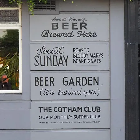 Higgihaus #46 5 Bed Monday - Friday Holiday home Bristol